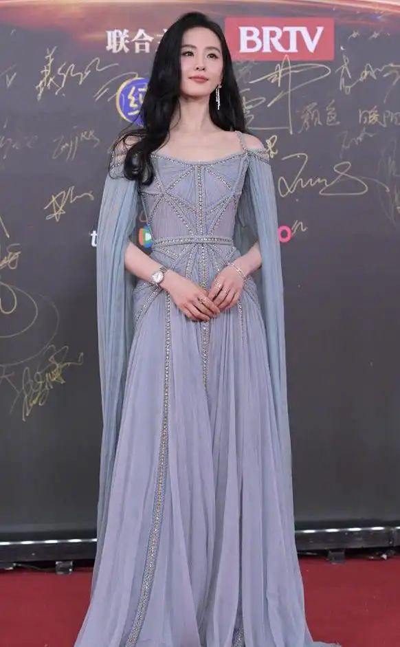 女明星的冬装_女明星红毯穿搭保暖技巧_寒冬红毯保暖心机