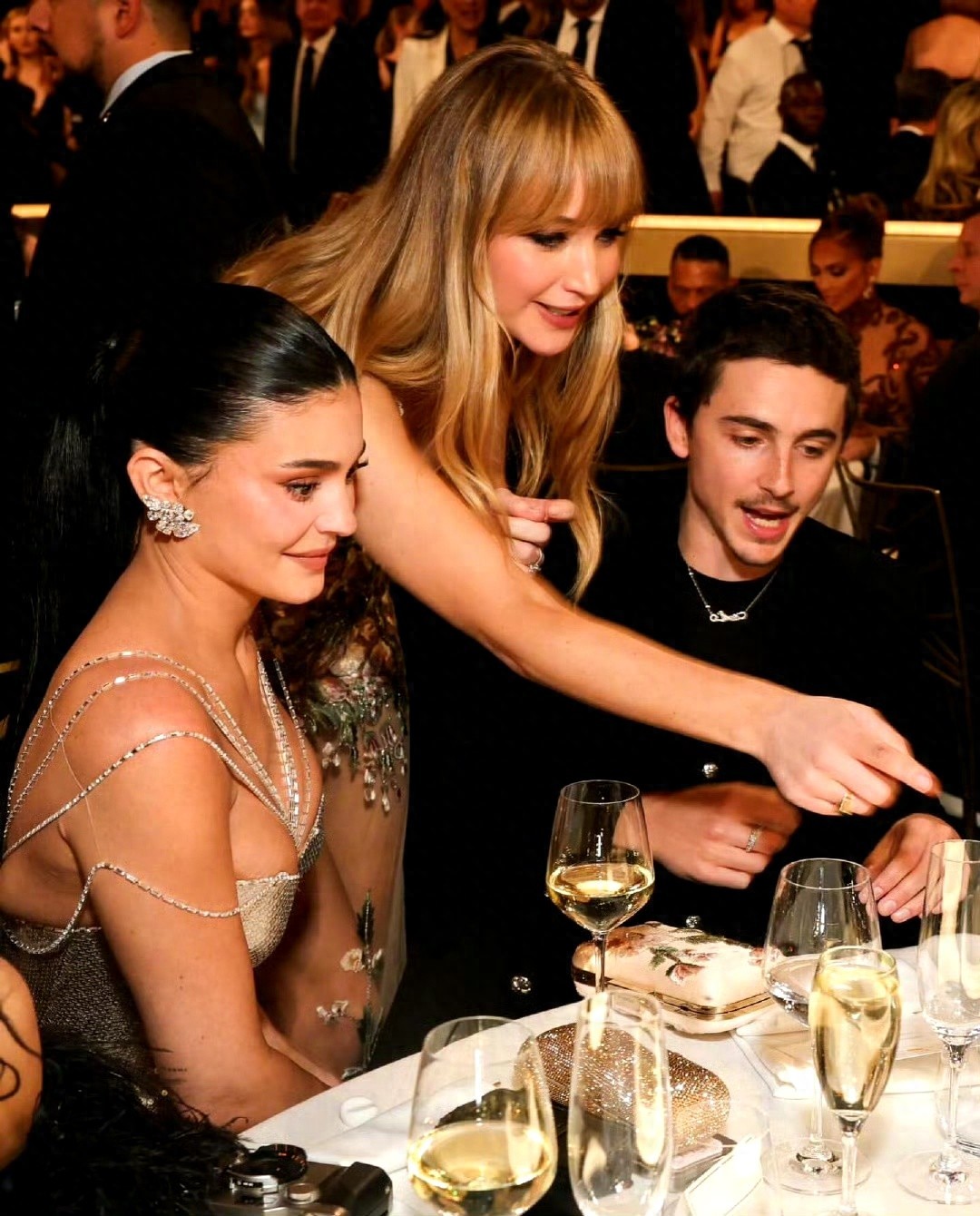 金球奖红毯：国际女星们风情万种，一个比一个敢穿，都不怕冷