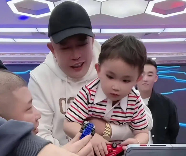 二驴直播自爆父亲私生子真相_ks平台二驴私生子事件_二驴的网红八卦是谁-