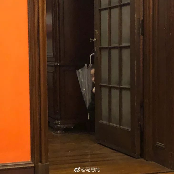 时装周路人抓拍女明星_女明星时尚cosmo_路人镜头下的明星颜值